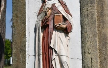 figura na bocznej stronie kapliczki, zakonnica
