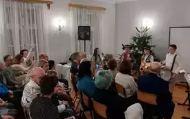 spotkanie kolędnicze, dzieci występują