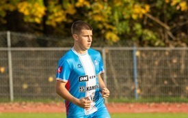 zawodnik z piłką na boisku