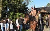 Zakończenie III etapu VIII Rajdu Konnego szlakiem ucieczki rotmistrza Witolda Pileckiego z KL Auschwitz &ndash; wymarsz uczestnik&oacute;w rajdu