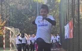 chłopiec podczas skoku w dal