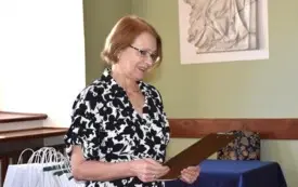 Uroczyste wręczenie akt&oacute;w mianowania nauczycielkom  - burmistrz czyta tekst 