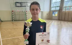 Halowa piłka nożna dziewcząt IMS 2025/2026 - zawodniczka z dyplomem i pucharem z SP Much&oacute;wka za zajęcie III miejsca