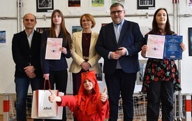 lauretki konkursu z prezentami, starosta, burmistrz, zastępca burmistrza, osoba w przebraniu Stańczyka