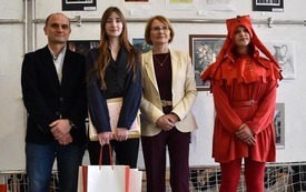 lauretka z prezentem, burmistrz, zastępca burmistrza, osoba w przebraniu Stańczyka