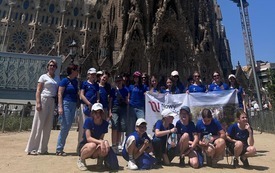 grupa os&oacute;b przed Sagrada Familia