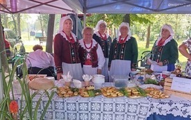 st&oacute;ł, panie w strojach regionalnych, kwiaty