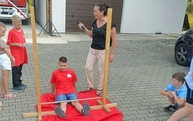 przechodzenie pod przeszkodą,dzieci, kobieta