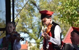 muzykanci w strojach