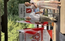 przemawia burmistrz obok prezes stowarzyszenia