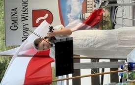 dziewczynka gra na skrzypcach