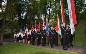 przemarsz delegacje ze sztandarami