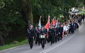 przemarsz delegacje ze sztandarami