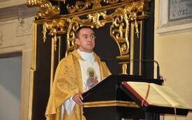 ksiądz wygłasza kazanie