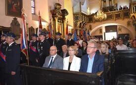 osoby siedzą w ławkach