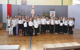 zdjęcie grupowe narodzonych dzieci ze szkoły w Kobylu wraz z rodzicami, burmistrzem i dyrektorką szkoły