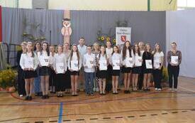 zdjęcie grupowe narodzonych dzieci ze szkoły w Kr&oacute;l&oacute;wce wraz z rodzicami, burmistrzem i dyrektorką szkoły