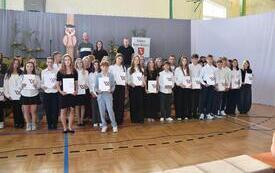 zdjęcie grupowe narodzonych dzieci ze szkoły w Starym Wiśniczu wraz z rodzicami, burmistrzem i dyrektorką szkoły