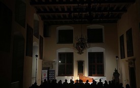 uczestnicy koncertu w sali balowej zamku, ciemna sceneria