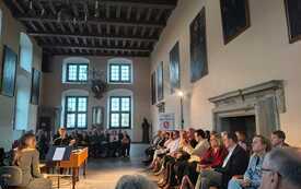 uczestnicy koncertu w sali balowej zamku, fortepian