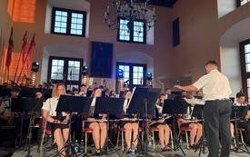 osoby z orkiestry na scenie grają koncert