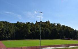 widok na stadion w oddali zamek
