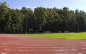 bieżnia, boisko, drzewa