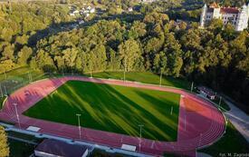stadion, widok z drona, po prawej stronie zamek, drzewa, domy