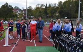sportowcy słuchają rozmowy z lekkoatletką
