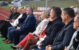 samorządowcy i zaproszeni goście na stadionie Szreniawa