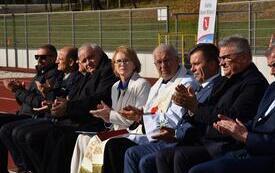 samorządowcy i zaproszeni goście na stadionie Szreniawa