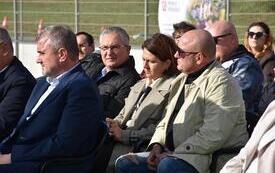 zaproszeni goście na stadionie