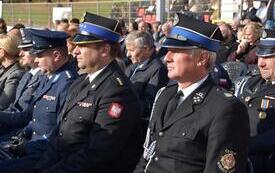 strażacy na otwarciu stadionu