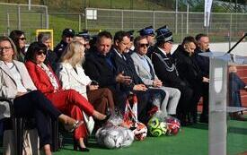 samorządowcy i zaproszeni goście na stadionie Szreniawa