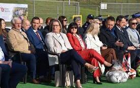 samorządowcy i zaproszeni goście na stadionie Szreniawa