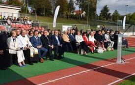 samorządowcy i zaproszeni goście na stadionie Szreniawa