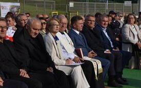 samorządowcy i zaproszeni goście na stadionie Szreniawa