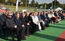 samorządowcy i zaproszeni goście na stadionie Szreniawa