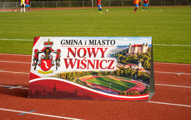 baner na bieżni w tle murawa