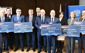 Przekazanie czek&oacute;w na remonty dr&oacute;g  1