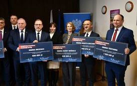 Przekazanie czek&oacute;w na remonty dr&oacute;g  2