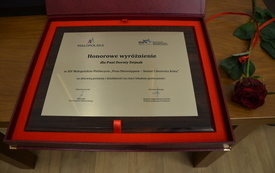 Plebiscyt Poza Stereotypem Senior Seniorka Roku  - pamiątkowa tabliczka