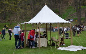 namiot, obok turyści