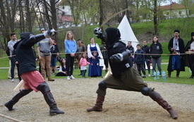 potyczka, obok ludzie obserwujący