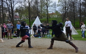 potyczka, obok ludzie obserwujący