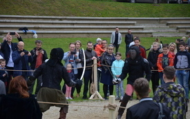 potyczka, obok ludzie obserwujący
