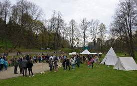 widok z oddali na potyczkę, namiot i ludzie wokoło