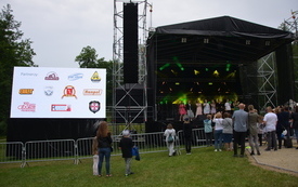 baner i scena, obok osoby