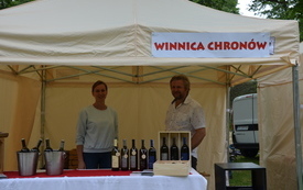 Pan i Pani z winnicy Chron&oacute;w na swoim stanowisku wystawienniczym