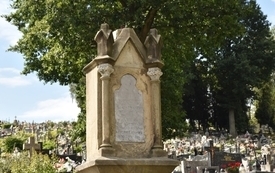 fragment grobowca z płytą